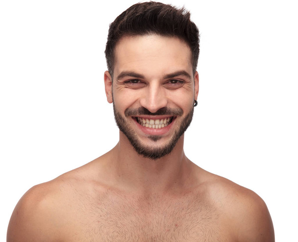 роздягнений незадоволений хлопець посміхається і показує зуби
 - Фото, зображення