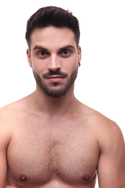 Πορτραίτο ενός γυμνού άντρα που φαίνεται περίεργος στην κάμερα - Φωτογραφία, εικόνα