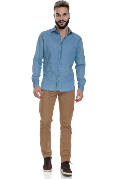 студент у синій джинсовій сорочці, що стоїть з руками біля тіла
 - Фото, зображення