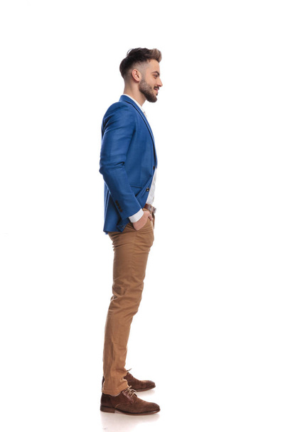 moda człowiek stoi w kolejce z rękami w kieszeniach - Zdjęcie, obraz