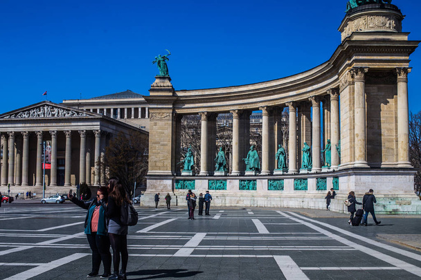 Будапешт / Венгрия 19.03.2019 на фото площадь Героев или Гешек Тере
 - Фото, изображение