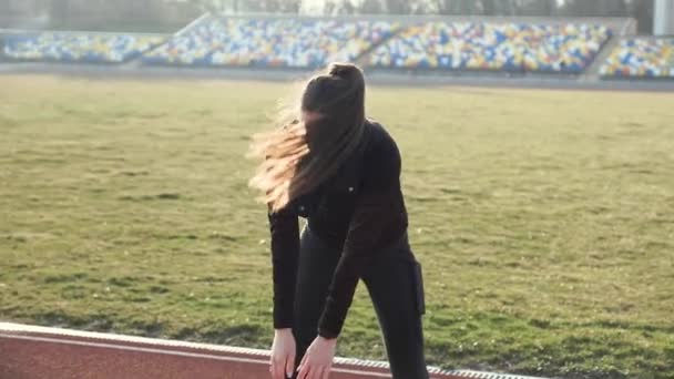 Slim joven chica hace el calentamiento en el estadio
 - Metraje, vídeo