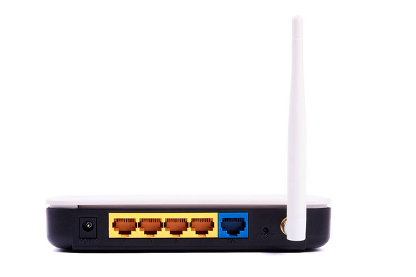Gedetailleerd beeld van ADSL of WiFi-modem of toegangspunt. Poort op LAN net en antenne. Geïsoleerd op witte achtergrond. - Foto, afbeelding
