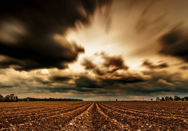 Un cielo nuvoloso drammatico - foto scattata in esposizione di lunga data
 - Foto, immagini