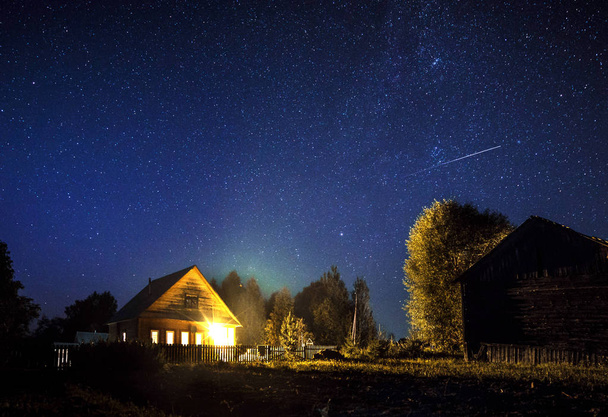 görkemli Samanyolu ve yaz aylarında köy evi üzerinde çekim yıldız. Yıldızlı bir gece gökyüzü. - Fotoğraf, Görsel