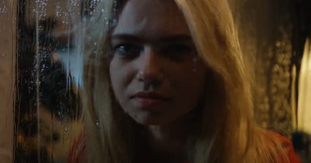 junge Frau weint, während sie Sturm beobachtet - Filmmaterial, Video