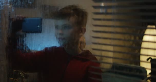 Хлопчик знімає шторм через вікно
 - Кадри, відео