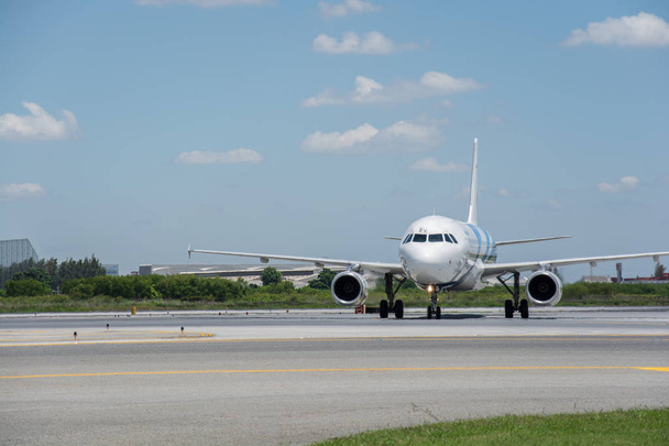 Airplane ready to take off from runway - Photo, Image