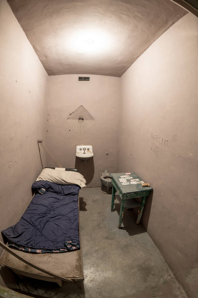 Pieni vankila solu sänky ja pelikortit
 - Valokuva, kuva