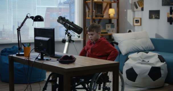 Un chico deshabilitado charlando en la computadora
 - Imágenes, Vídeo