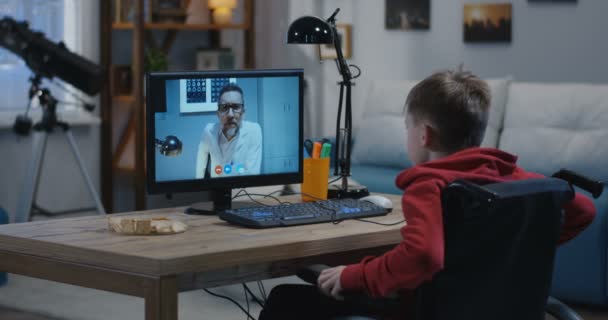 Niepełnosprawny chłopak mający wideo rozmowa z lekarz - Materiał filmowy, wideo