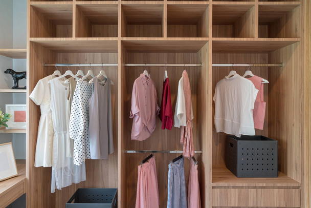 armario moderno con ropa colgando
 - Foto, Imagen