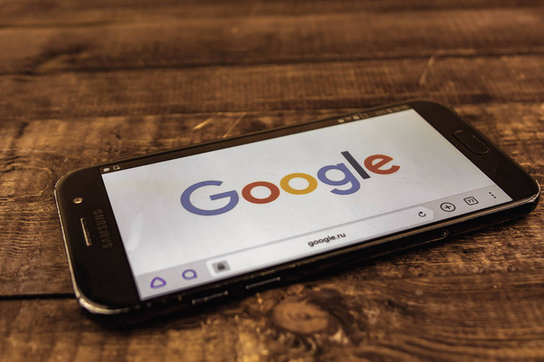 Voronezh. Ruská federace-3. května 2019: logo Google na obrazovce smartphone. Google je americká technologie a on-line služba. Ilustrativní redakční redakce. - Fotografie, Obrázek