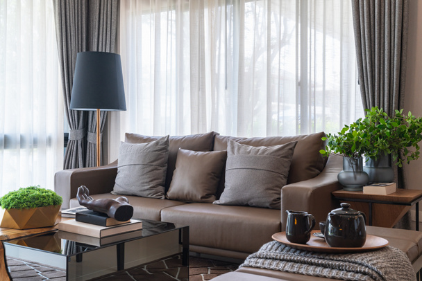 comfrotable sala de estar com sofá moderno
  - Foto, Imagem