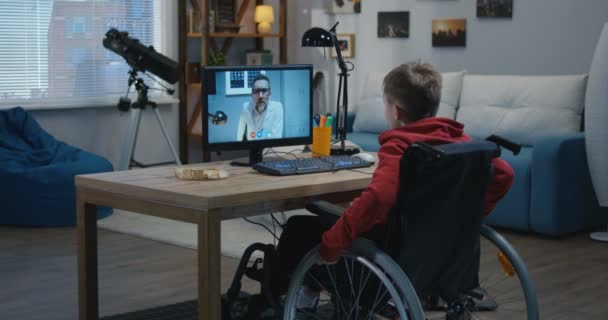 Ανάπηρος αγόρι έχοντας βίντεο συνομιλίας με το γιατρό - Πλάνα, βίντεο