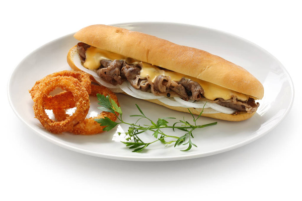 panino con bistecca di formaggio Philadelphia con anelli di cipolla isolati su sfondo bianco
 - Foto, immagini