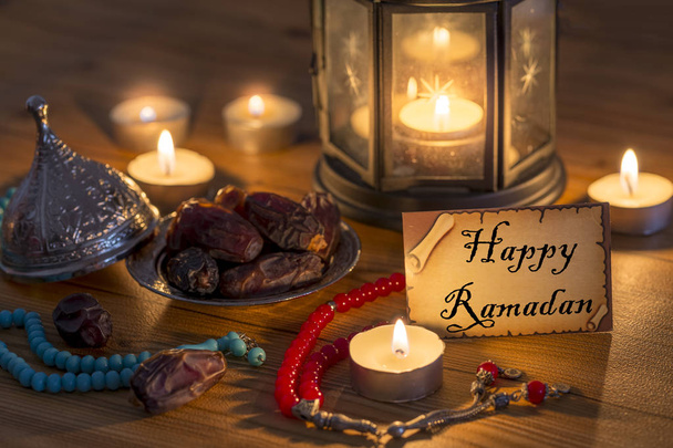 Carta de felicitación escribiendo Feliz Ramadán con fechas, rosario, velas
  - Foto, Imagen