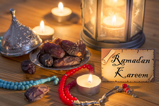 Wenskaart schrijven Ramadan Kareem met dadels, rozenkrans, kaarsen - Foto, afbeelding