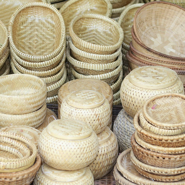 Многие ручной плетеной работы сложены на рынке киоск
 - Фото, изображение