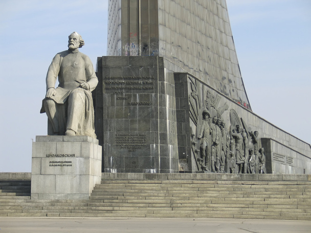 μνημείο Σεργκέι Κορολιόβ Πάβλοβιτς - μνημείο και Τσιολκόφσκι και η Στέλλα, "οι κατακτητές του χώρου" - Φωτογραφία, εικόνα