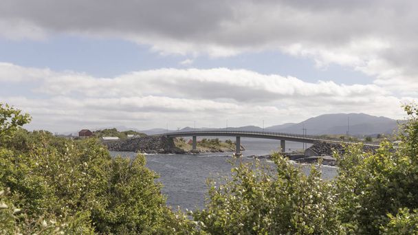 Atlantik Okyanusu Yolu köprüsü ve Norveç Sahili'nin manzarası - Fotoğraf, Görsel