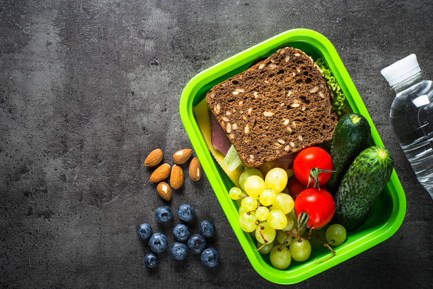 Lunchbox mit Sandwich, Obst und Gemüse. - Foto, Bild