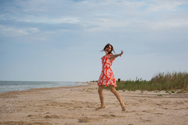 девушка танцует у моря
 - Фото, изображение