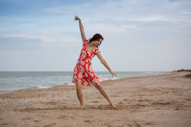 Mädchen tanzt am Meer - Foto, Bild