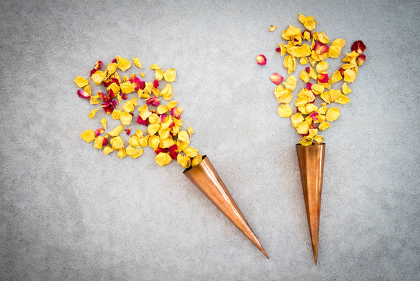 Dos conos de cobre vintage con pétalos de rosa
 - Foto, Imagen