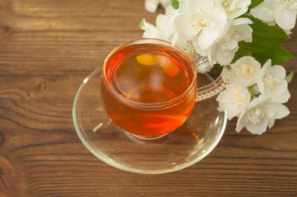 lahodný zelený čaj v krásné skleněné misce na stole - Fotografie, Obrázek