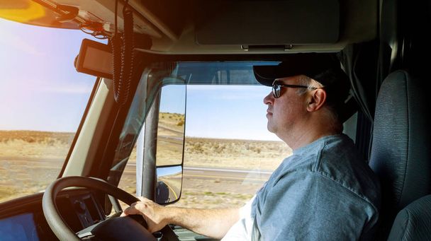 Vrachtwagenchauffeurs grote vrachtwagen juiste verkeers bestuurder handen op grote truck stuurwiel - Foto, afbeelding