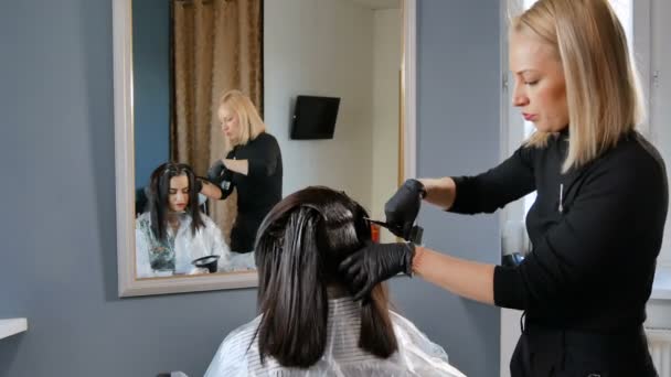 Kobieta Fryzjer robi farbowanie włosów w salonie piękności - Materiał filmowy, wideo