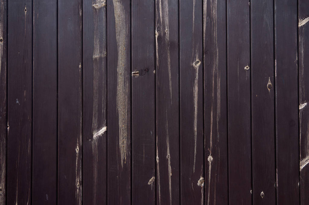 Tmavě zbarvená Dřevěná deska s bělenými uzly. - Fotografie, Obrázek