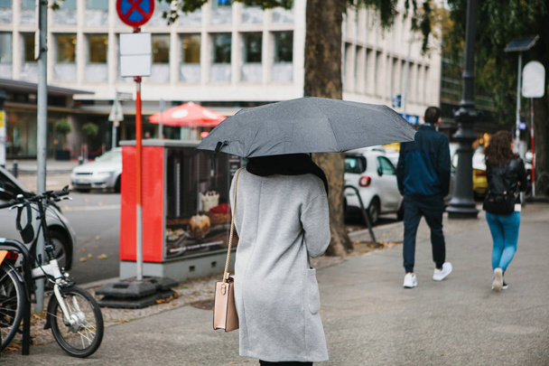 kobieta z parasolką. - Zdjęcie, obraz