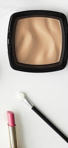 Maquillaje y productos cosméticos en mármol, fondo plano - Foto, imagen
