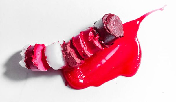 Rouge à lèvres coupé et liquide gros plan isolé sur fond blanc
 - Photo, image