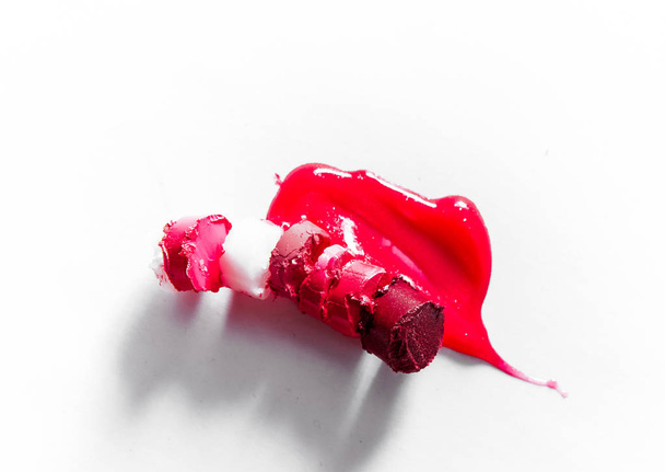 Cutted en Liquid Lipstick close-up geïsoleerd op een witte achtergrond - Foto, afbeelding