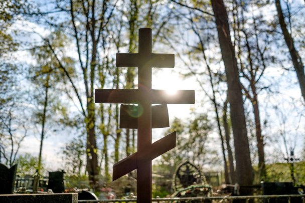 Croce tombale sul cimitero cristiano ortodosso nella giornata di sole
. - Foto, immagini