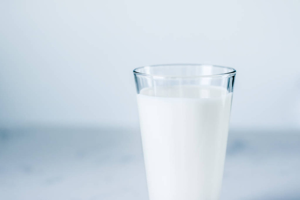 Światowy dzień mleka, pełne szkło na marmurowym stole - Zdjęcie, obraz