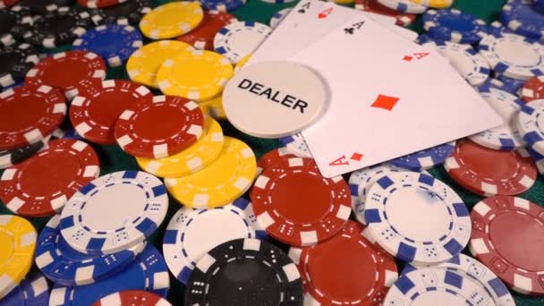 Glücksspiel Pokerkarten Würfel und Chips Toolswinning Spiele, die viele Risiken und Erfolg wie Poker, Blackjack hat. es wird meistens in Casinos gespielt, die Gefahr ist manchmal, alles zu verlieren, wenn man nicht genug Glück hat - Filmmaterial, Video