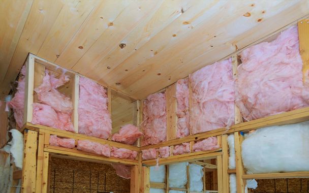 Isolamento termico in una nuova casa con lana minerale, legno domestico
 - Foto, immagini