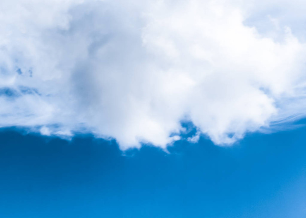 Mavi gökyüzü arkaplanı, beyaz bulutlar ve parlak güneş ışığı - Fotoğraf, Görsel