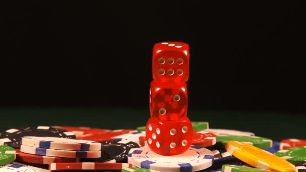 Poker, Blackjack gibi birçok riski ve başarısı olan Gambling Poker Card Dices and Chips Toolswinning Games. Çoğunlukla casinolar oynanır, tehlike yeterli şans yoksa bazen her şeyi kaybediyor - Video, Çekim