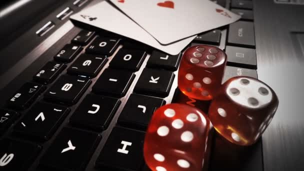 Hazard karty Poker Dices i chipy Toolswinning gry, która ma wiele zagrożeń i sukcesów, takich jak Poker, Blackjack. To jest najczęściej odtwarzane w kasynach, niebezpieczeństwo traci wszystko czasami, jeśli nie masz wystarczająco dużo szczęścia - Materiał filmowy, wideo
