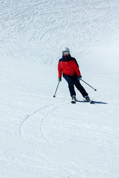 Жіночий гірськолижник на схилі схилу. Зимова спортивно оздоровча діяльність
 - Фото, зображення