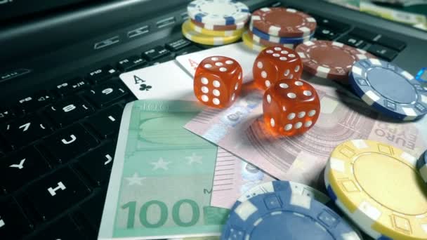 Poker, Blackjack gibi birçok riski ve başarısı olan Gambling Poker Card Dices and Chips Toolswinning Games. Çoğunlukla casinolar oynanır, tehlike yeterli şans yoksa bazen her şeyi kaybediyor - Video, Çekim