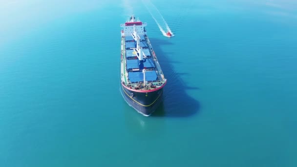 4k cinematográfico aéreo con un buque de carga en el mar
 - Imágenes, Vídeo