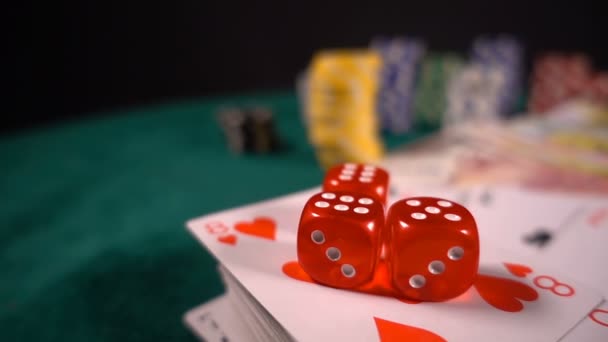 Gokken poker kaarten dices en chips Toolswinnende games die veel Risico's en succes zoals Poker, Blackjack heeft. Het wordt meestal gespeeld in casino's, gevaar is het verliezen van alles soms als je niet genoeg geluk hebt - Video