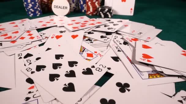 Κάρτες πόκερ τυχερών παιχνιδιών dices και chips εργαλεία κερδίζοντας παιχνίδια που έχει πολλούς κινδύνους και επιτυχία, όπως το πόκερ, Μπλάκτζακ. Είναι κυρίως παίζεται σε καζίνο, ο κίνδυνος χάνει τα πάντα μερικές φορές, αν δεν έχετε αρκετή τύχη - Πλάνα, βίντεο