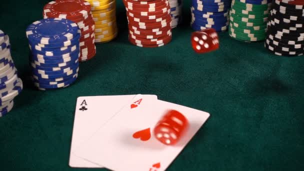 Gioco d'azzardo Poker Carte Dices and Chips ToolsWinning Giochi che ha un sacco di rischi e successo come Poker, Blackjack. Si gioca soprattutto nei casinò, il pericolo è perdere tutto a volte se non si ha abbastanza fortuna
 - Filmati, video